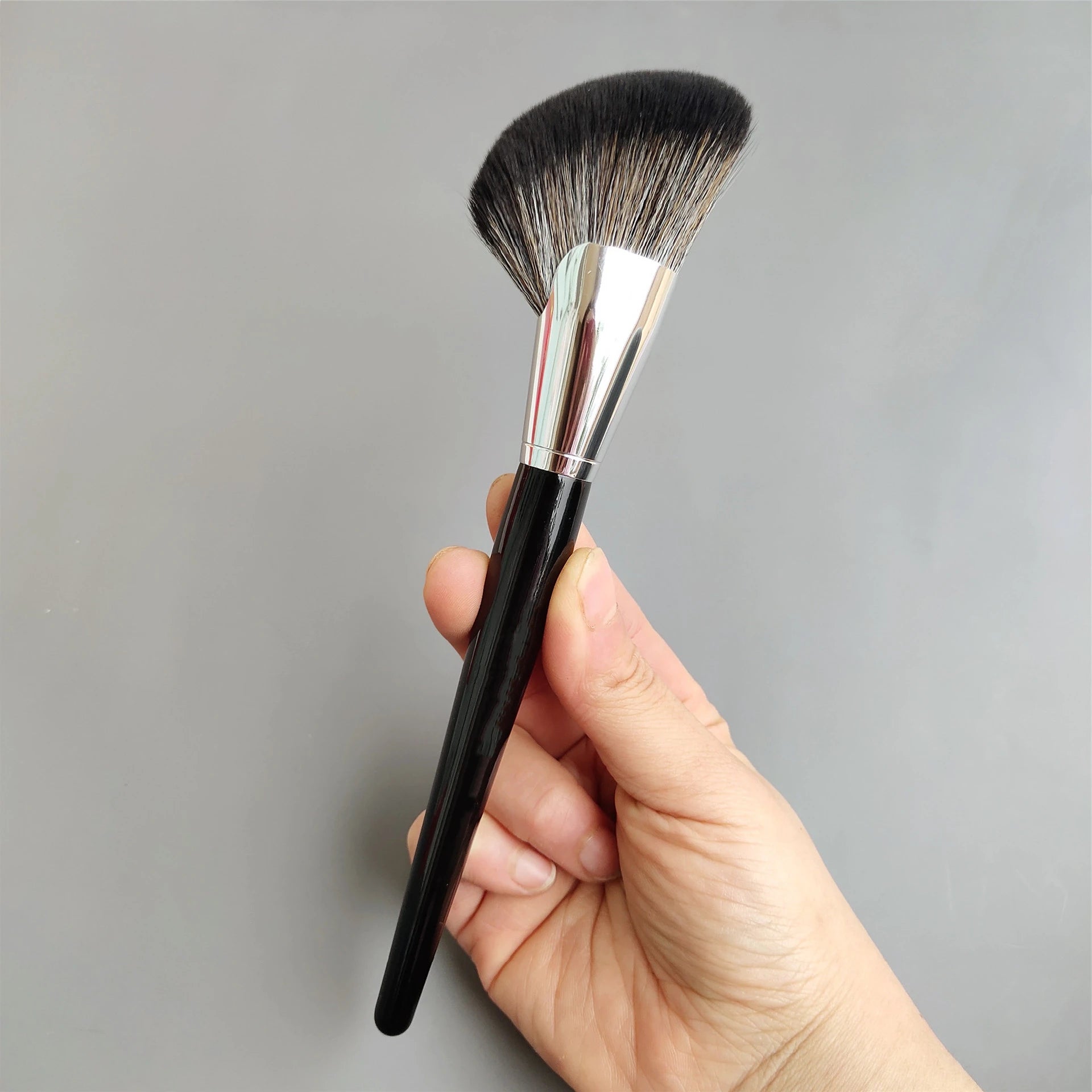 LOYBJ Face Contour Makeup Brushes Fan-shaped Professional Powder Blush Highlighter Bronzer V Face Silhouette Cosmetic Brush Tool