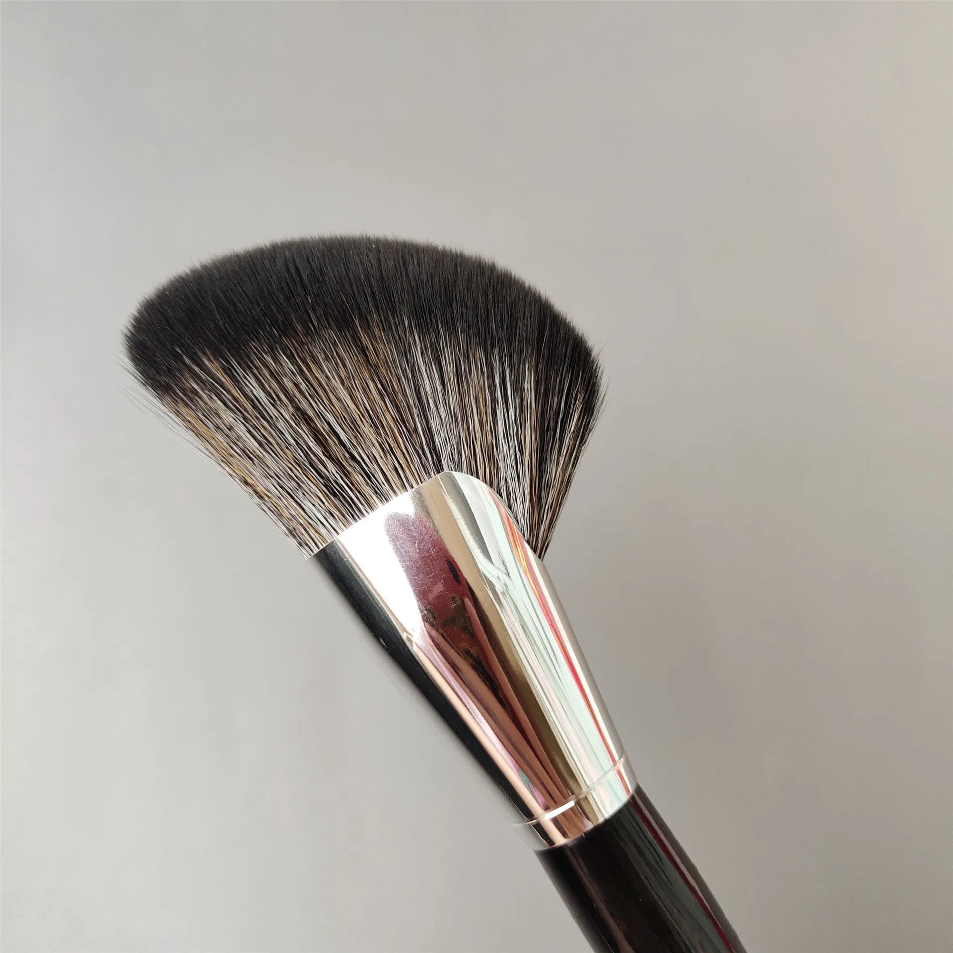 LOYBJ Face Contour Makeup Brushes Fan-shaped Professional Powder Blush Highlighter Bronzer V Face Silhouette Cosmetic Brush Tool